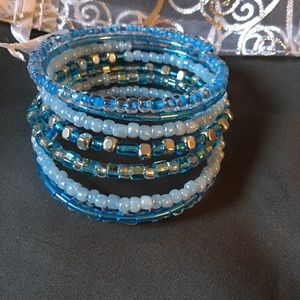 🎉HP🎉Blue wire wrapped beaded bracelet FREE CHARM