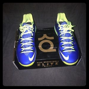 KD Elite basketball sneakers
