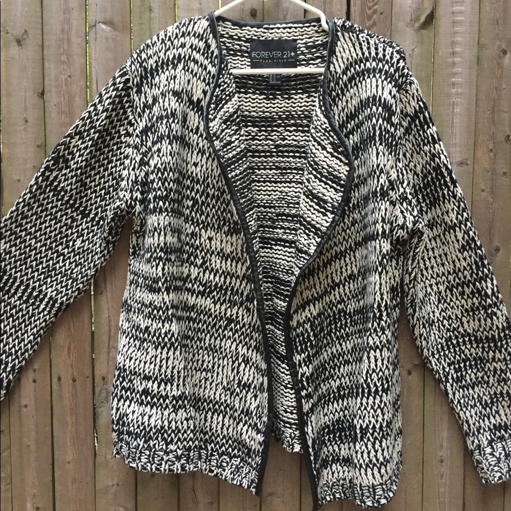 COZY B&W F21 Sweater