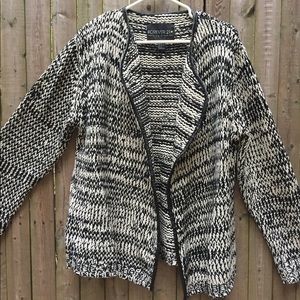 COZY B&W F21 Sweater