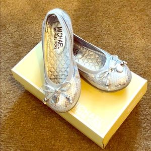 Girls ML silver flats!