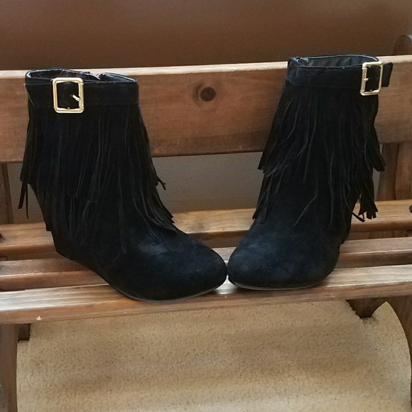 Shoes - 🆕️5🌟 Black Wedge Fringe / Tassle Booties Size 6