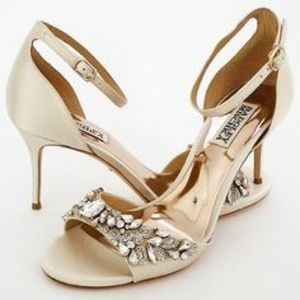 Badgley Mischka Bankston heel in Ivory Satin sz 8