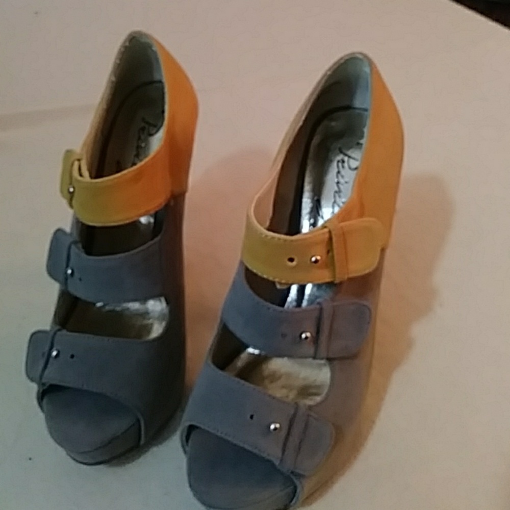 Privileged gray/yellow heels-size 7