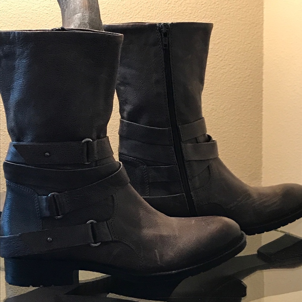 Vera Wang Lavender Vero Cuoio Grey Leather Boot.