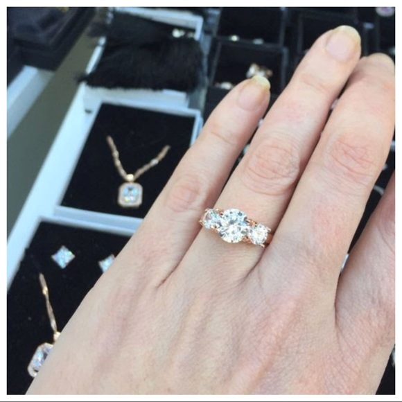 MEGHAN MARKLE Three Stone Engagement Ring - Picture 3 of 8