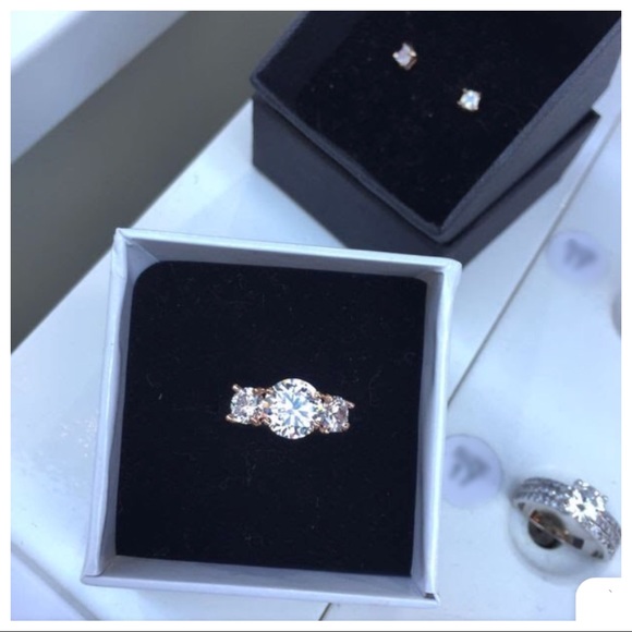 MEGHAN MARKLE Three Stone Engagement Ring - Picture 4 of 8