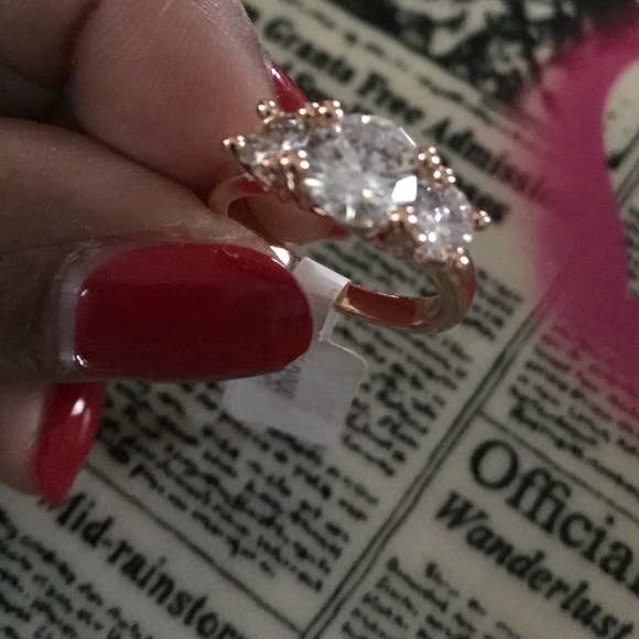 MEGHAN MARKLE Three Stone Engagement Ring - Picture 5 of 8