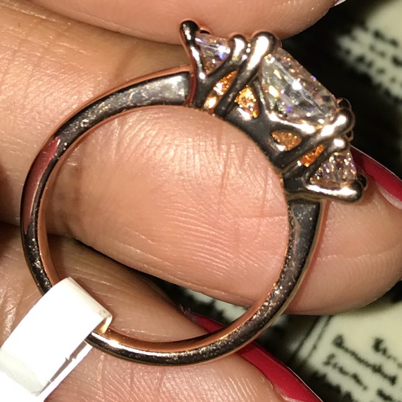 MEGHAN MARKLE Three Stone Engagement Ring - Picture 6 of 8