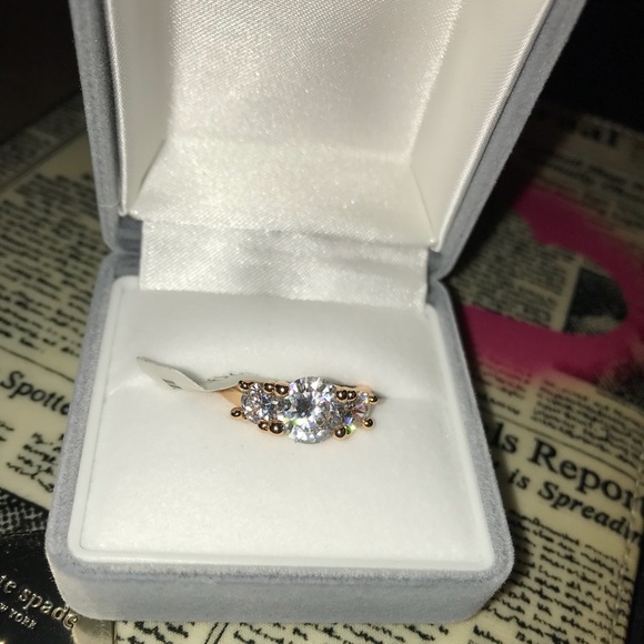 MEGHAN MARKLE Three Stone Engagement Ring - Picture 7 of 8