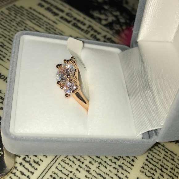 MEGHAN MARKLE Three Stone Engagement Ring - Picture 8 of 8