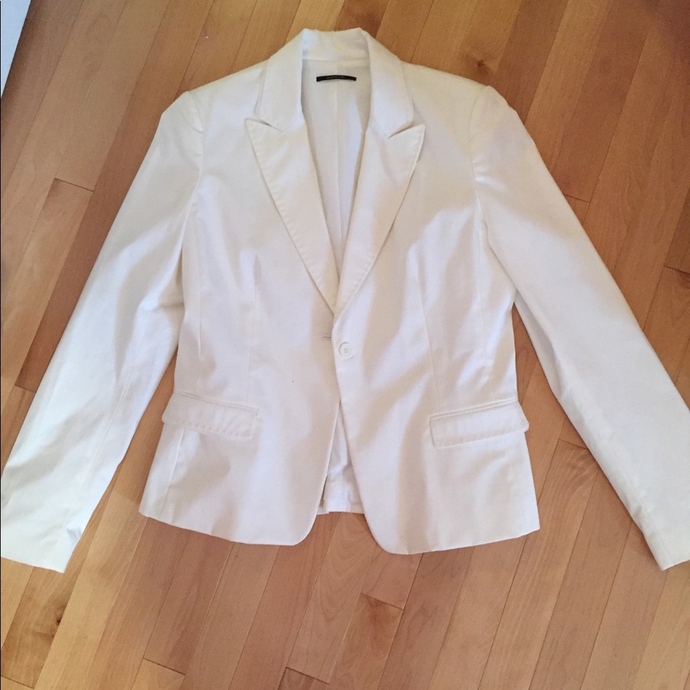 White fitted blazer