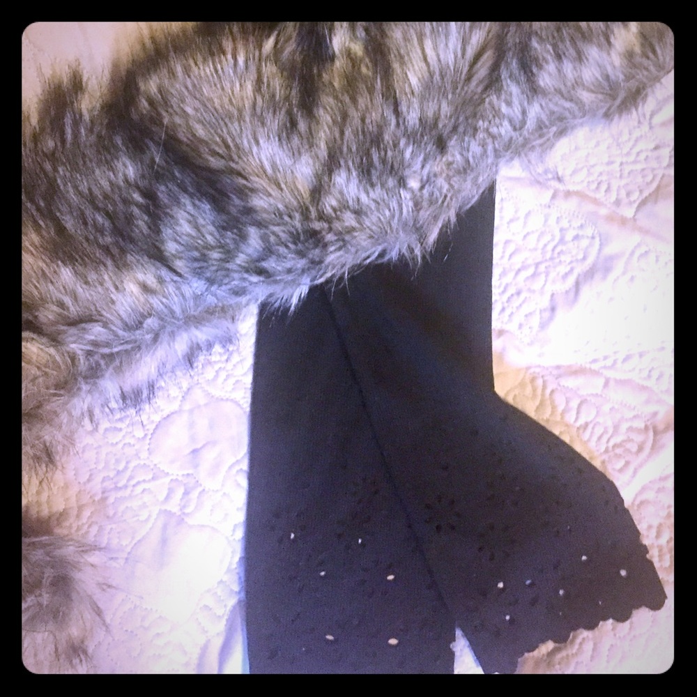 NWOT Black Stretchy Leggings w/ scallop edges