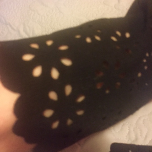 NWOT Black Stretchy Leggings w/ scallop edges - Picture 2 of 4