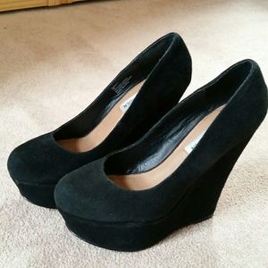 Black suede Steve Madden platform wedges 7
