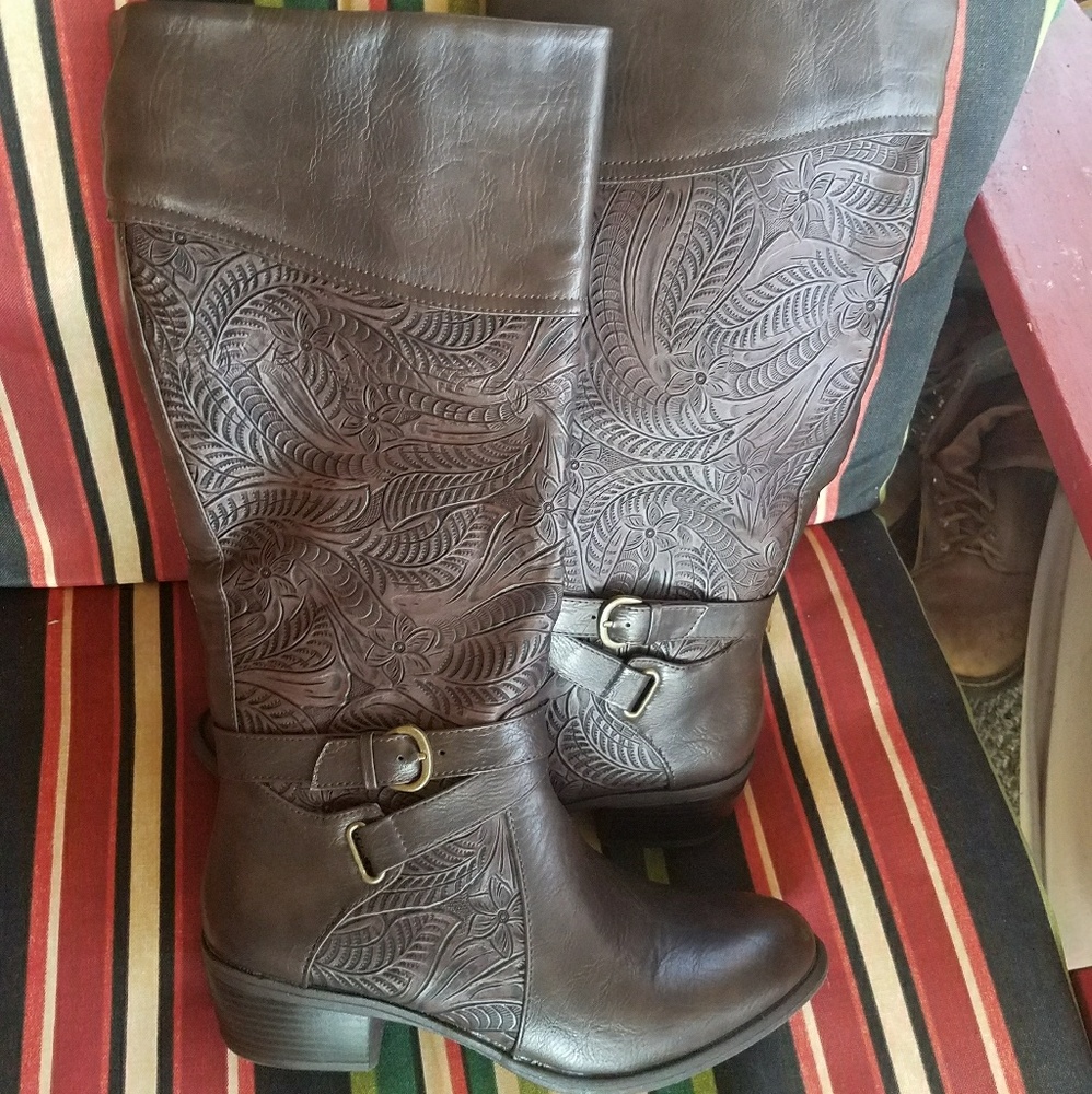 NWOT super cute floral design riding boots!
