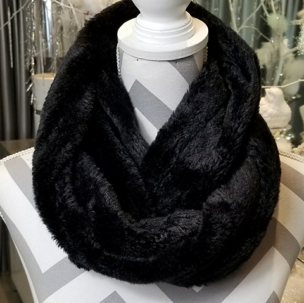 Black Faux Fur Scarf - Picture 2 of 4