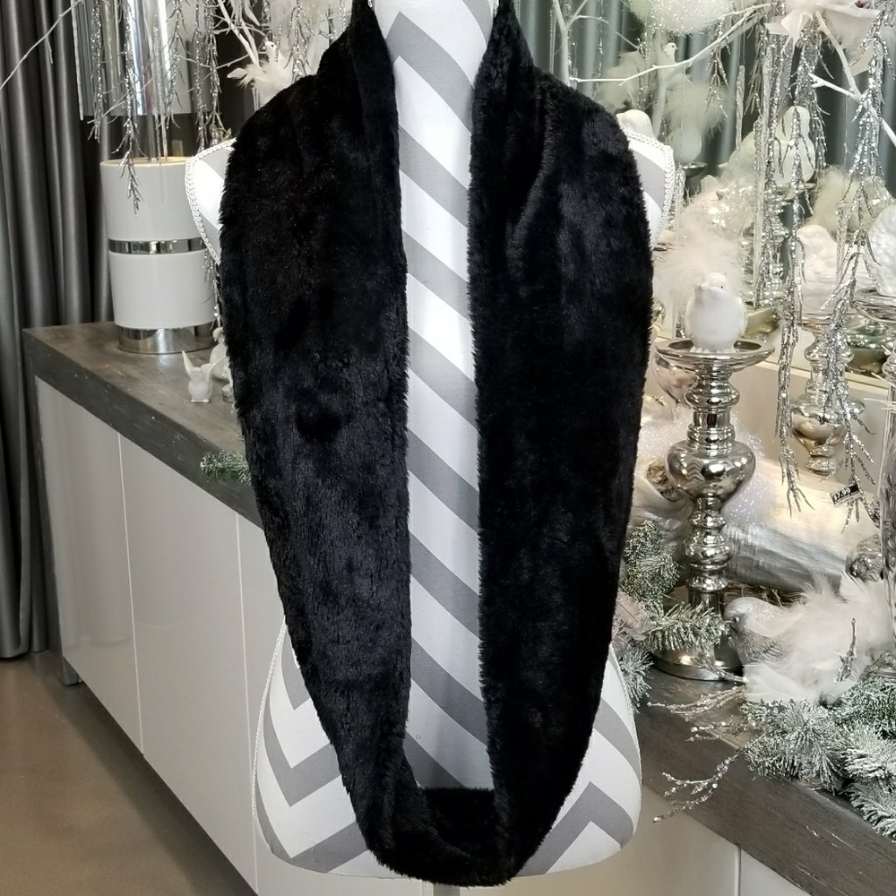 Black Faux Fur Scarf - Picture 3 of 4