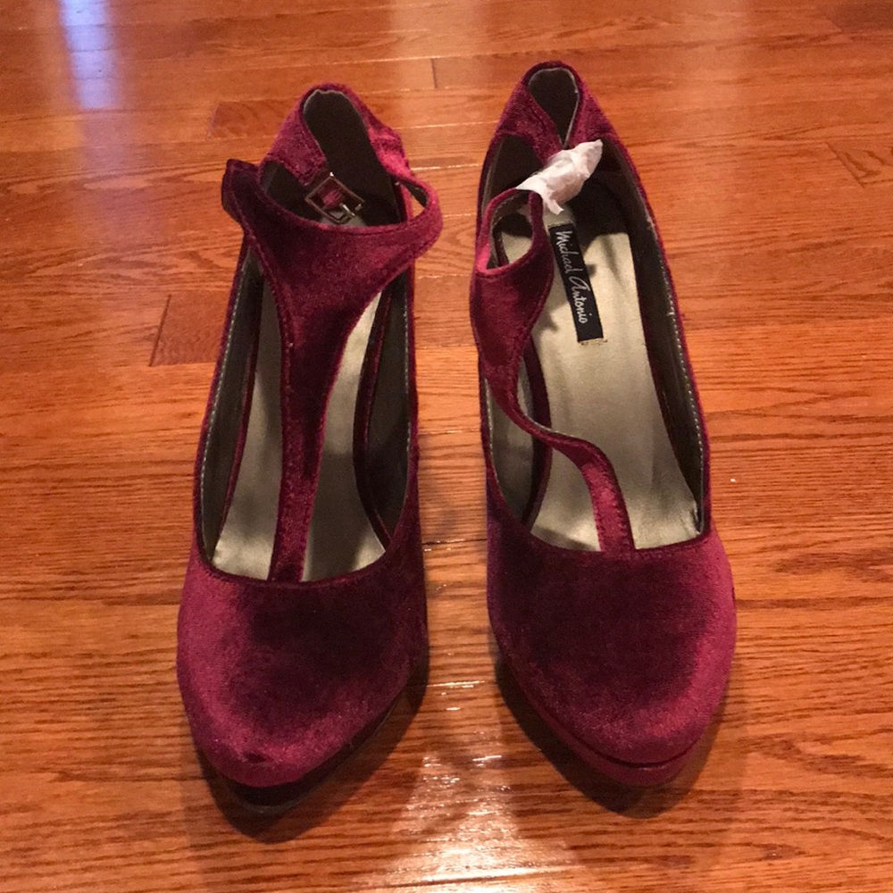 Michael Antonio velvet pumps