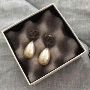Chanel pearl drop earrings