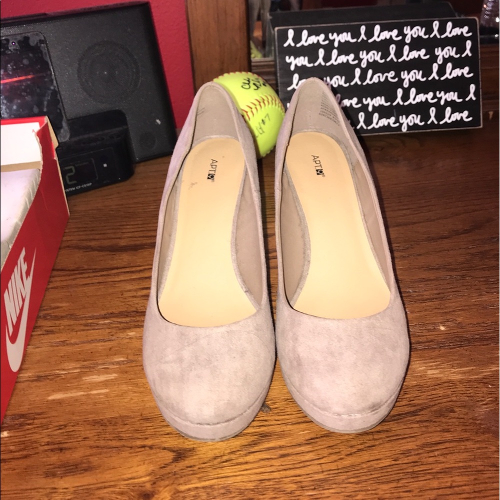 APT. 9 light grey wedges