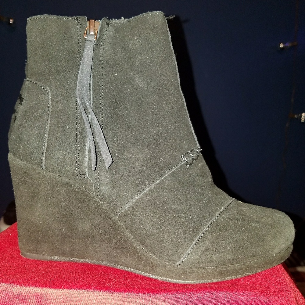 ♡HOUR SALE♡BN BLACK TOMS WEDGE BOOTIES