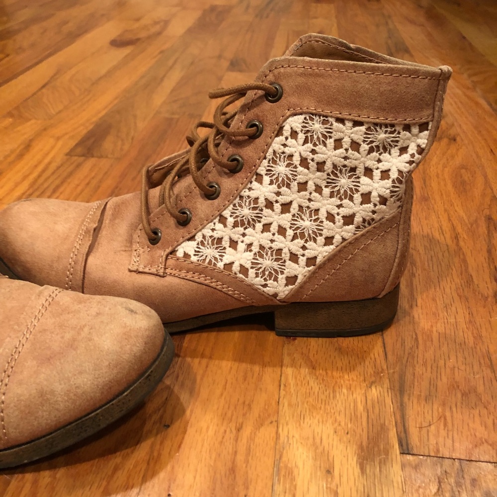 Cute Tan and Lace Boots • Size 7.5