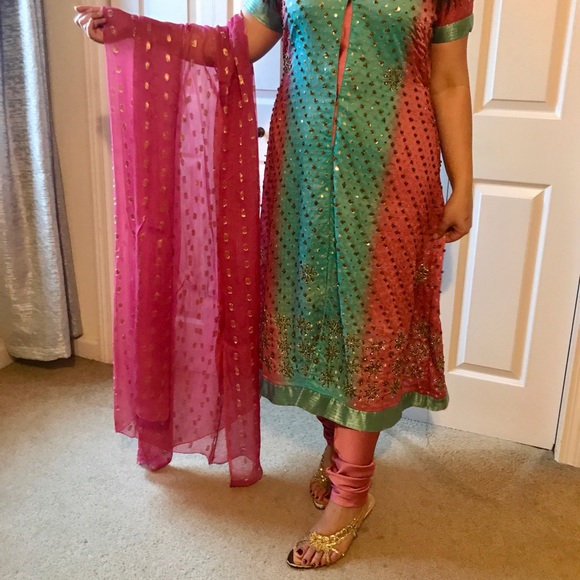 Large Pakistani/ indian/ Bollywood suit/dress - Picture 2 of 5