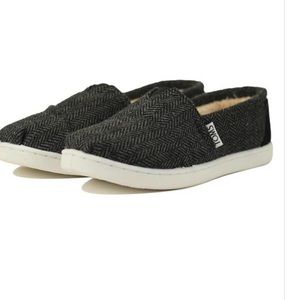 Toms Youth Size 5 shoes. Comes with box.