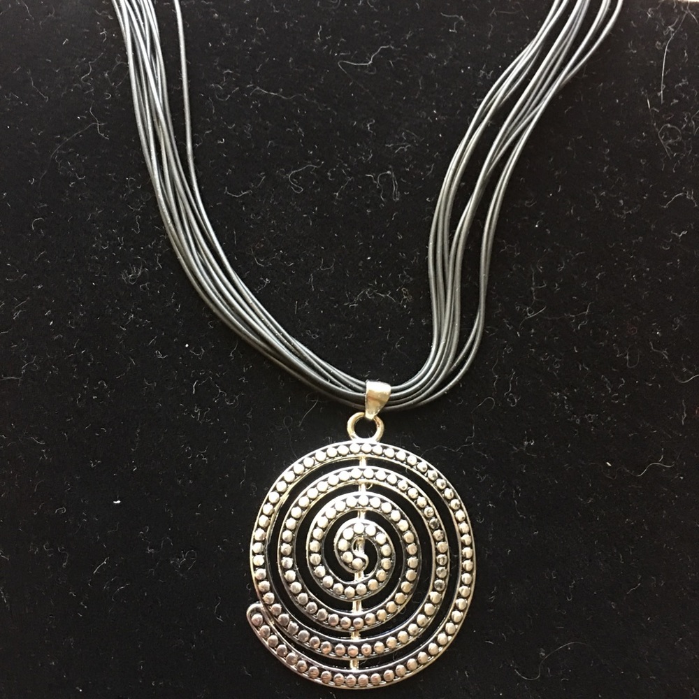 BEAUTIFUL SILVER SWIRL PENDANT