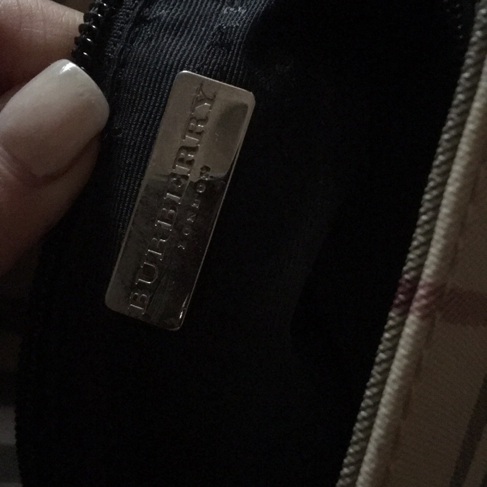 Barley worn Burberry bag - Picture 5 of 5