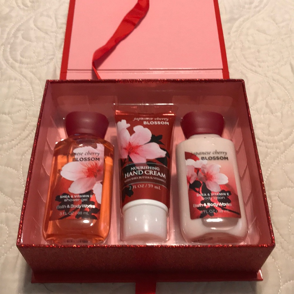 Bath and body works Japanese cherry gift set