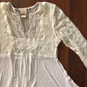 WHITE LACED LONG SLEEVE TOP