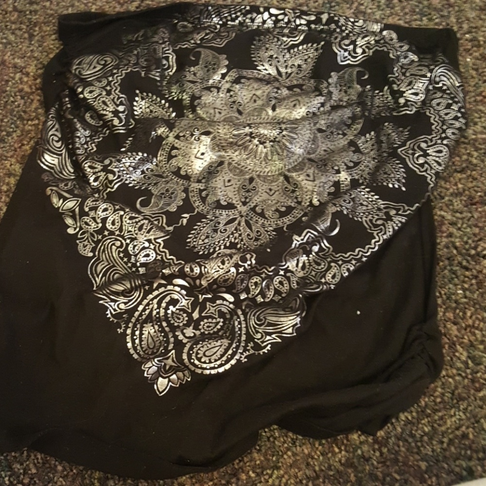 Sleeveless black shirt with white patterns