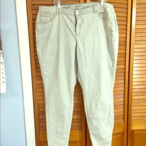 Light distressed skinny jeans