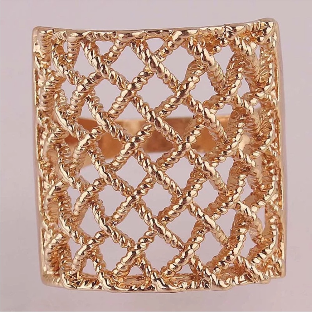 Gold tone woven mesh pattern fashion ring 💍
