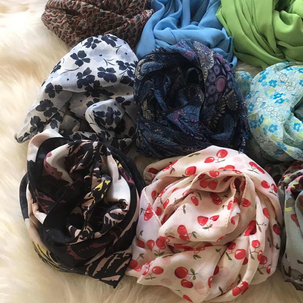 Scarf bundle: Silk, chiffon, and cotton - Picture 6 of 15