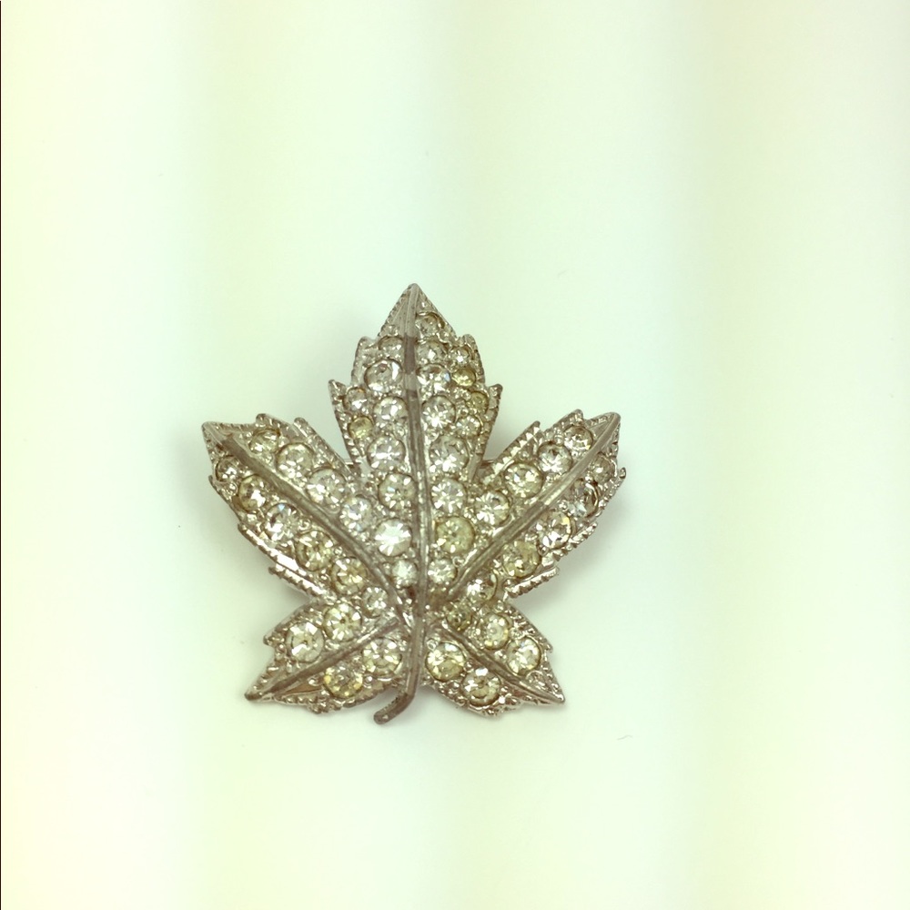 Vintage maple leaf brooch