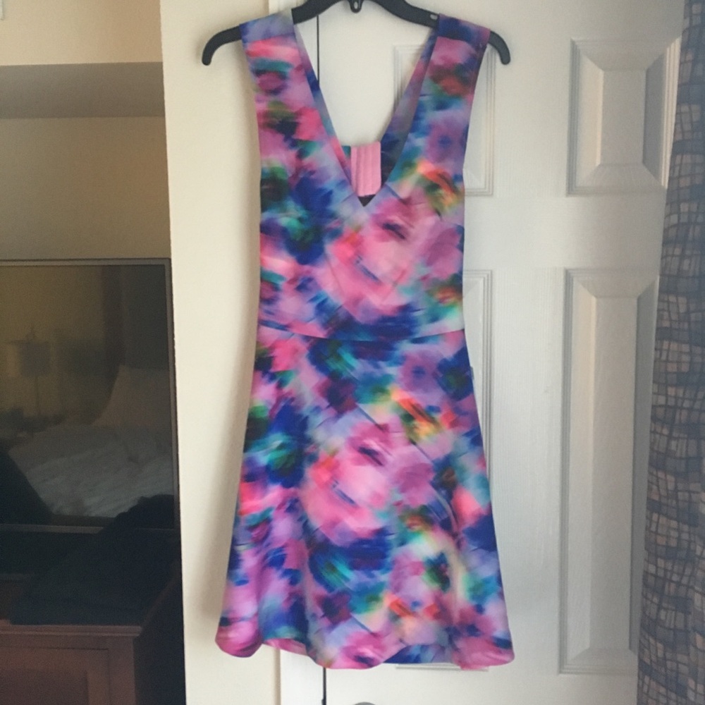 Beautiful Bright Dress with Cutout Back • Size S - Picture 2 of 7