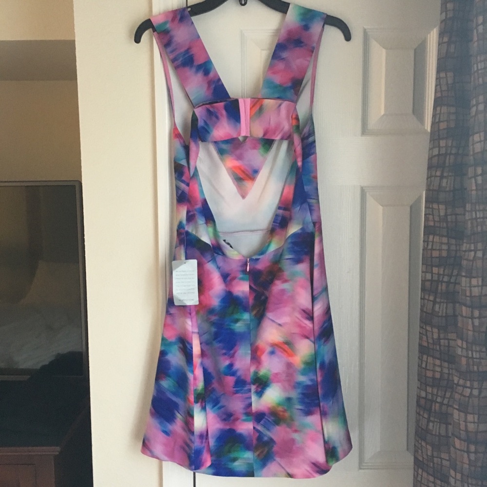 Beautiful Bright Dress with Cutout Back • Size S - Picture 4 of 7