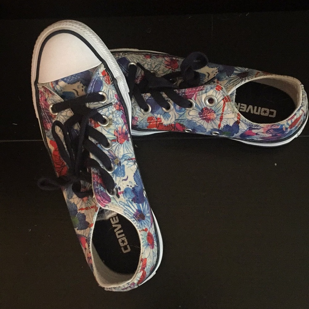 NEVER WORN CONVERSE SHOES