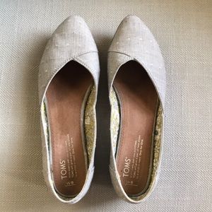 Tom’s pointy-toe flats.