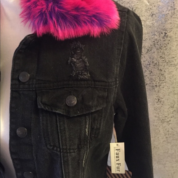 NWT Distressed Bl denim jacket/ faux fur collar. - Picture 2 of 3
