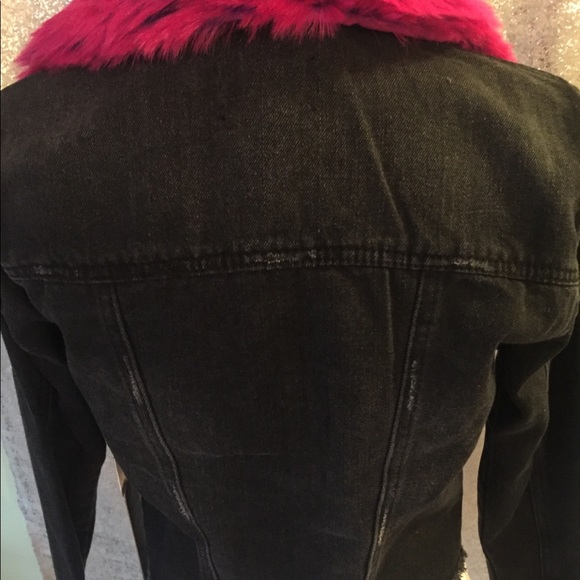 NWT Distressed Bl denim jacket/ faux fur collar. - Picture 3 of 3