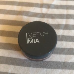 Meech and Mia loose eyeshadow in beige