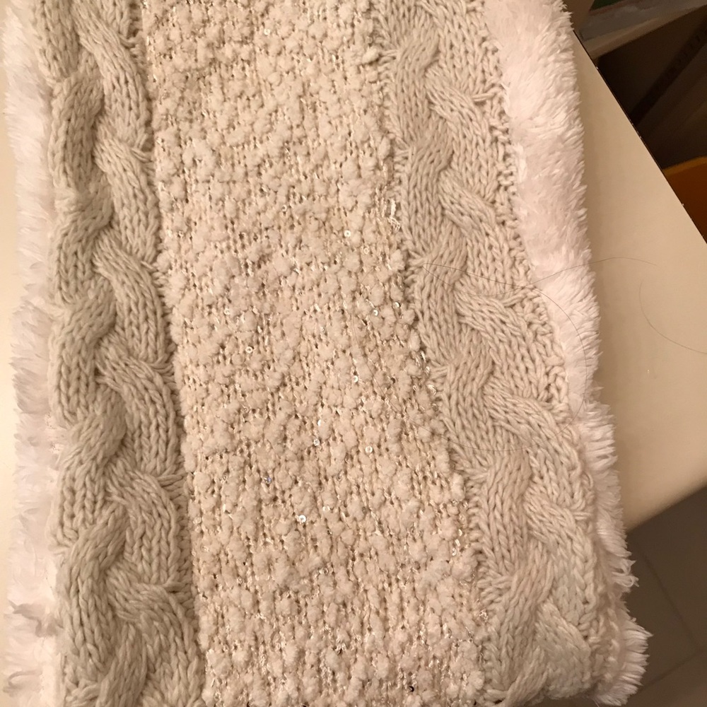 Mid neck undercoat warmer for neck.