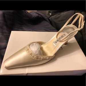 👰🏻Beaded, formal Ivory heels w strap by Caparros