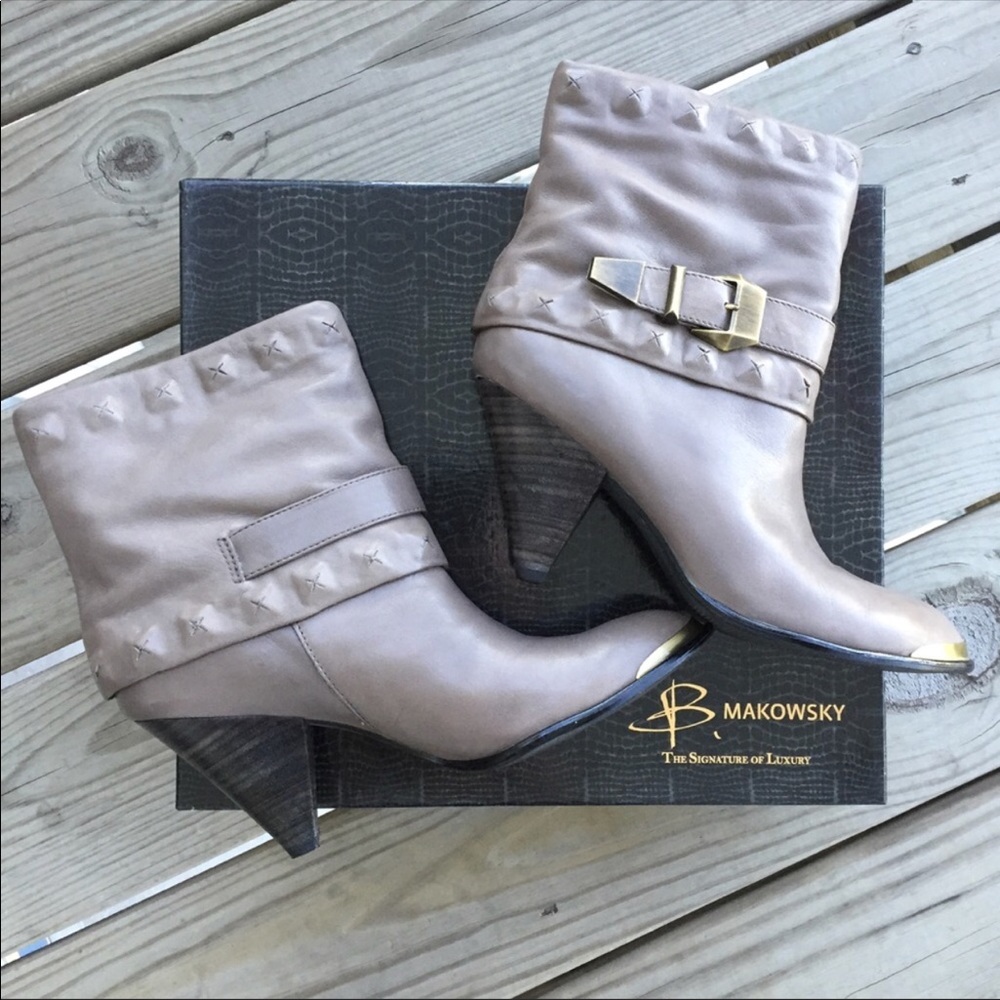 B Makowsky taupe boots