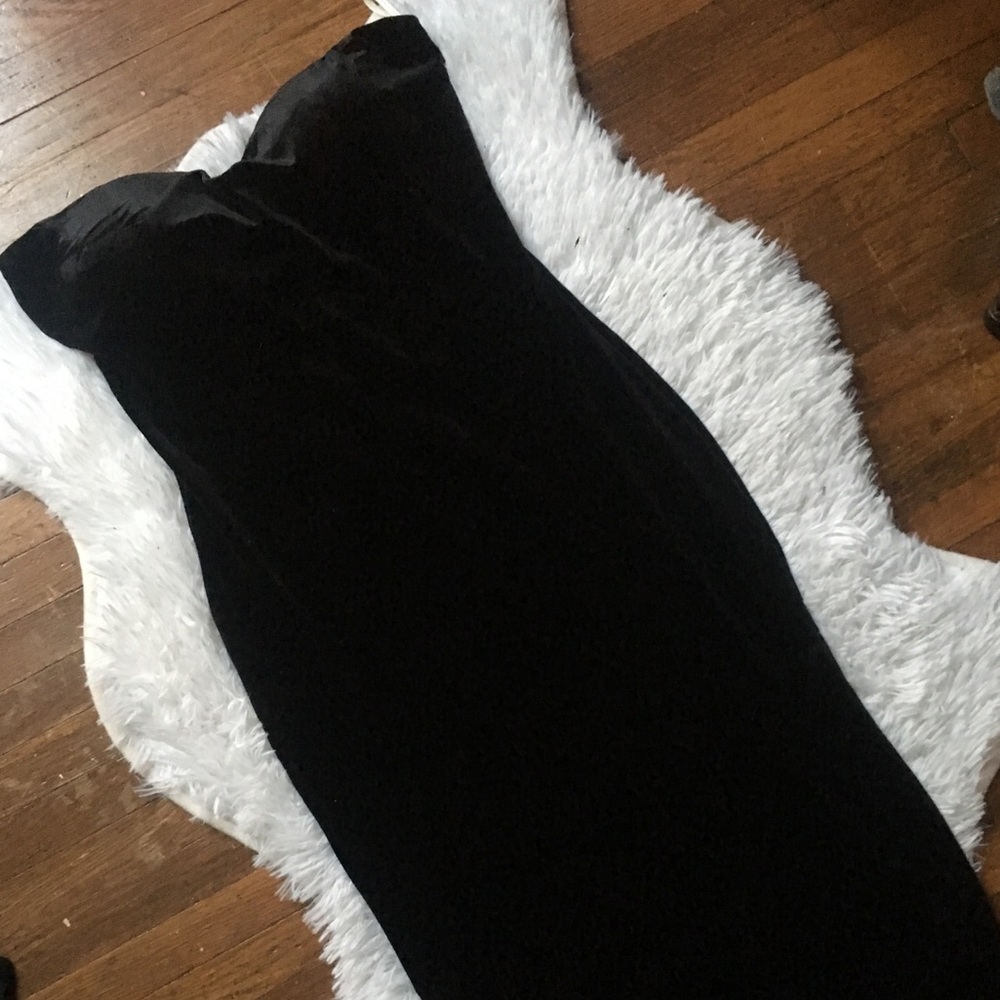 ✨BLACK VELVET STRAPLESS DRESS✨