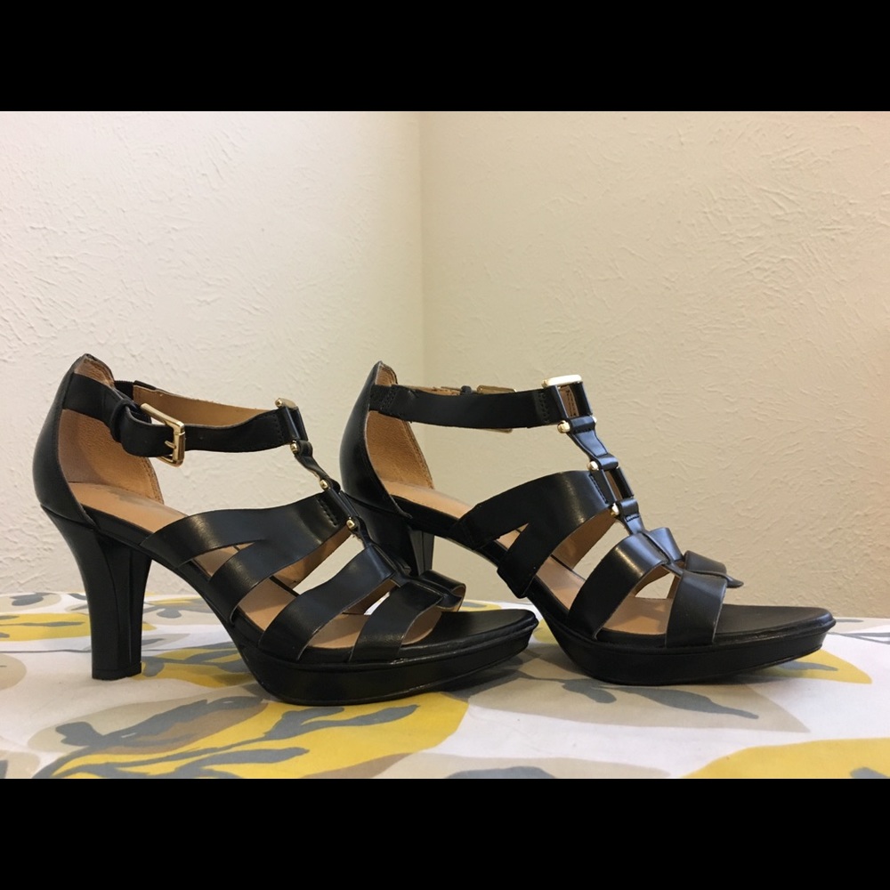 Black sandals.
